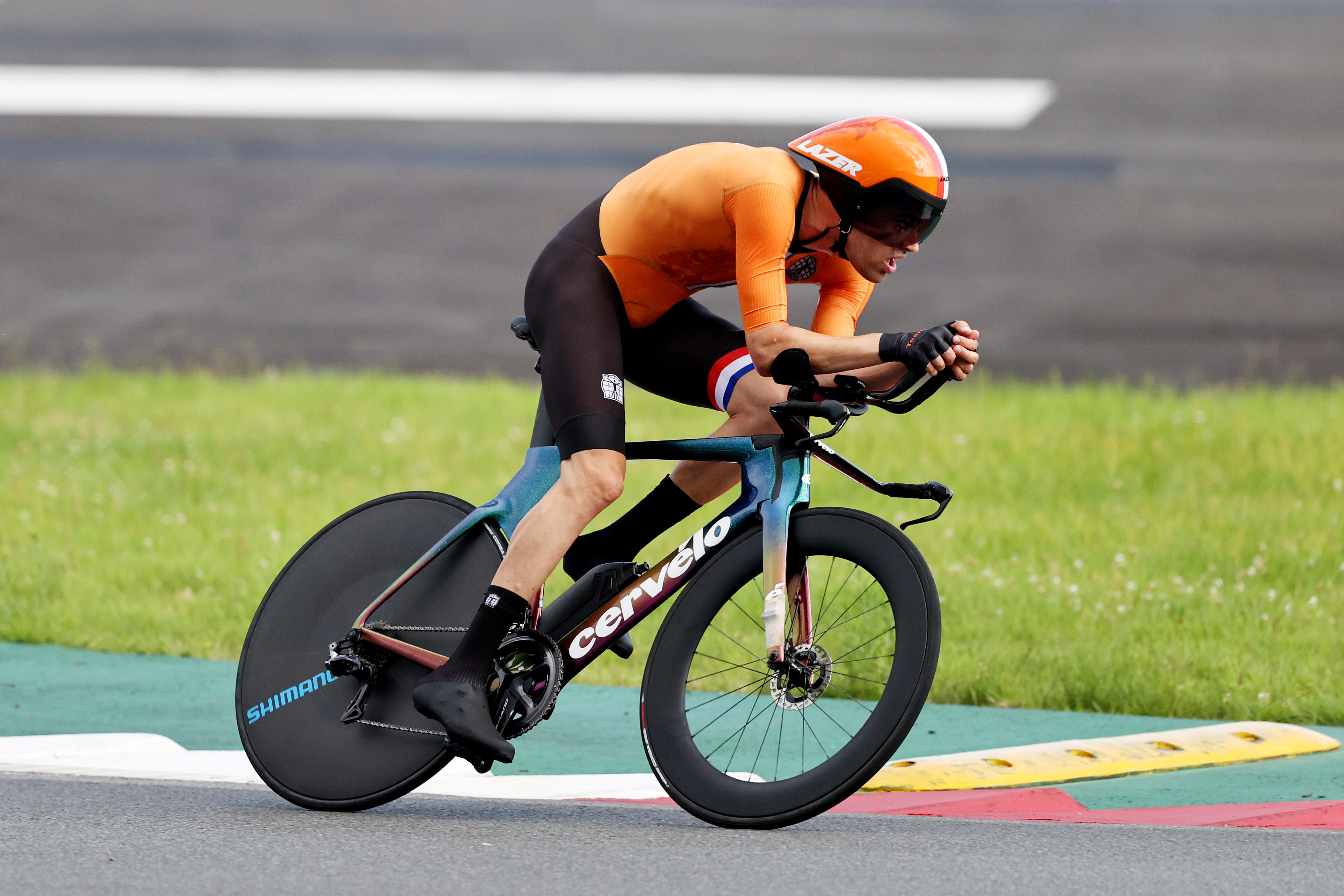 Нидерландският колоездач Том Дюмулен обяви че ще прекрати състезателната си