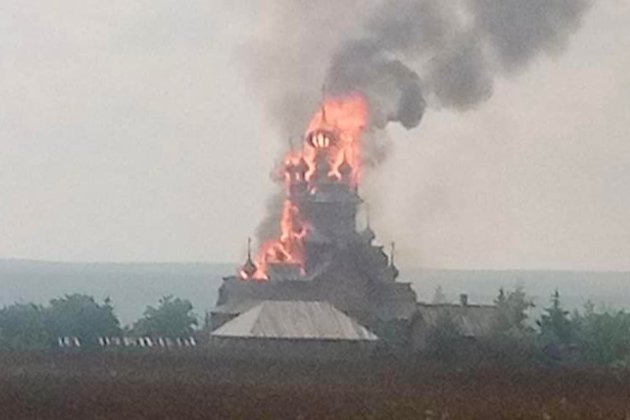Сраженията в Донецка област предизвикаха голям пожар в дървения манастир