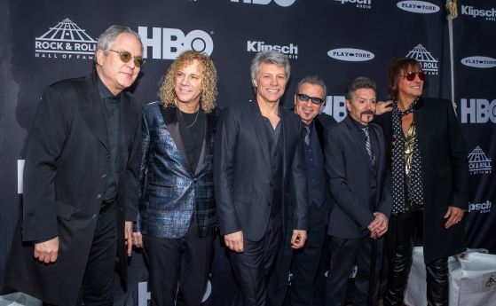 Дейвид Брайън, Джон Бон Джоуви, Тико Торес, Алек Джон Съч и Ричи Самбора от Bon Jovi присъстват на 33-тата годишна церемония по въвеждане в Залата на славата на рокендрола в Public Auditorium на 14 април 2018 г. в Кливланд, Охайо. 