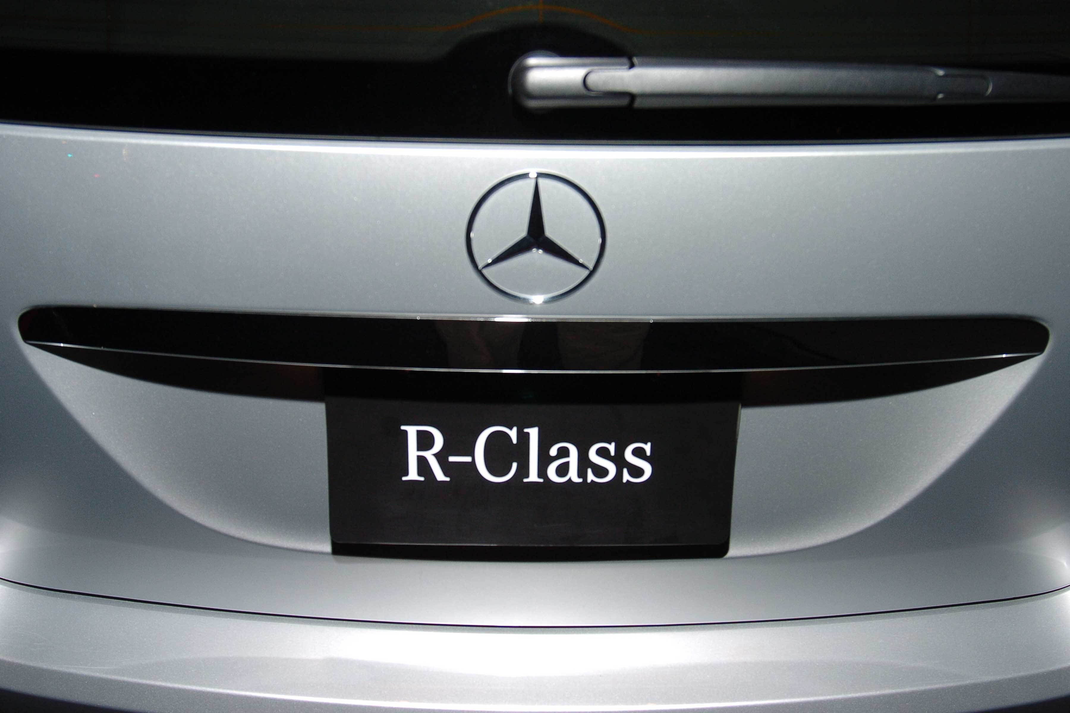 Германският автомобилен производител Mercedes Benz изтегля почти 1 млн по