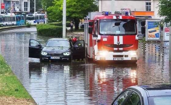 Улици под вода след пороя с градушка в Русе