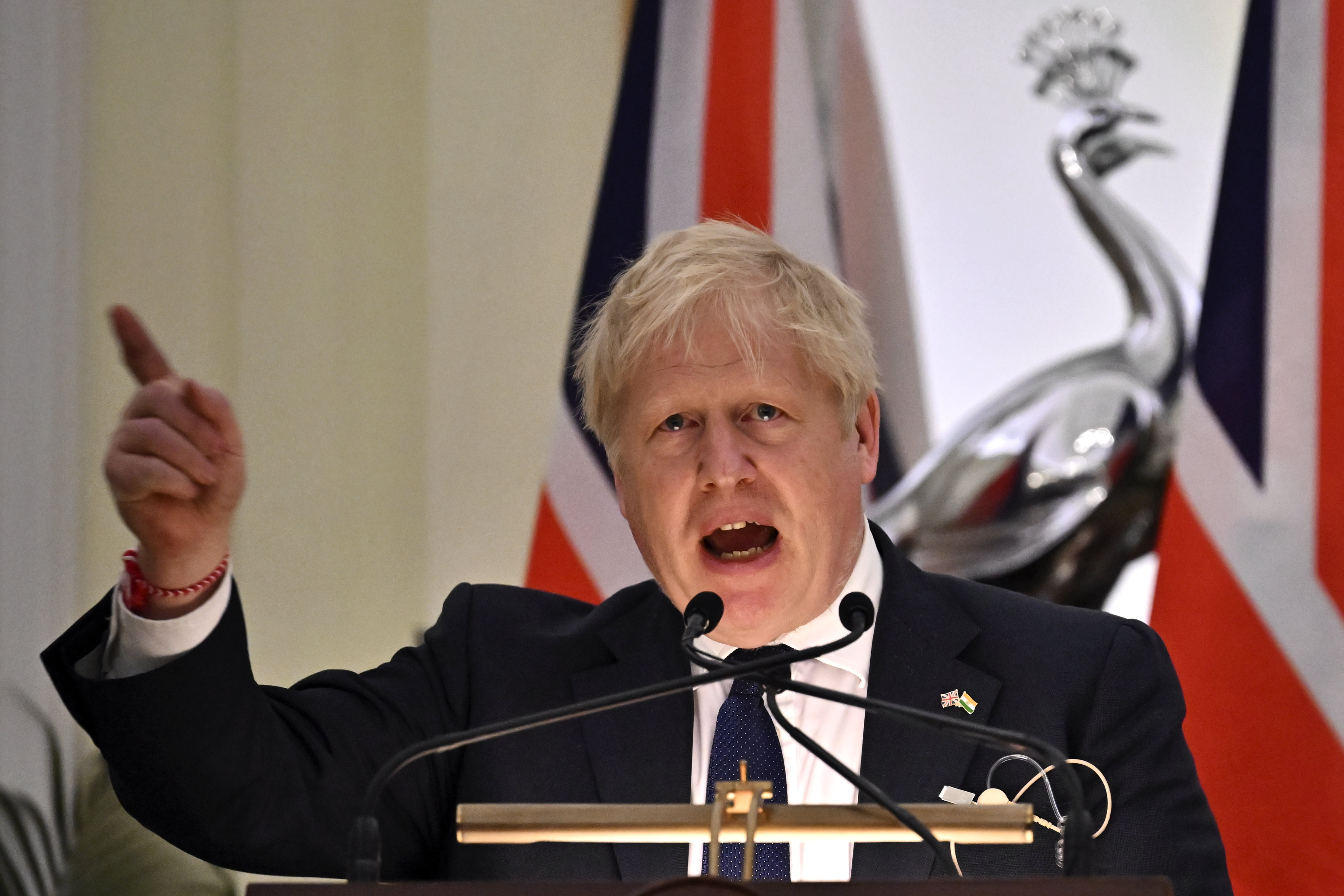 Британският премиер Борис Джонсън оцеля при вота на доверие в