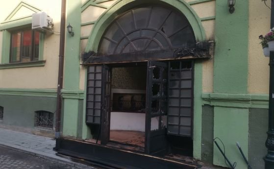 Извършителят запалил входната врата на Културния център Иван Михайлов в