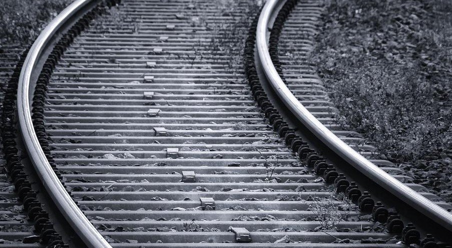 Трима души загинаха при катастрофа между пътнически влак и товарен