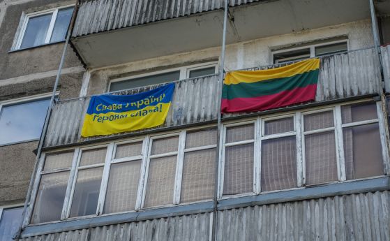 Литовска подкрепа за Украйна - знамената на Литва и Украйна.