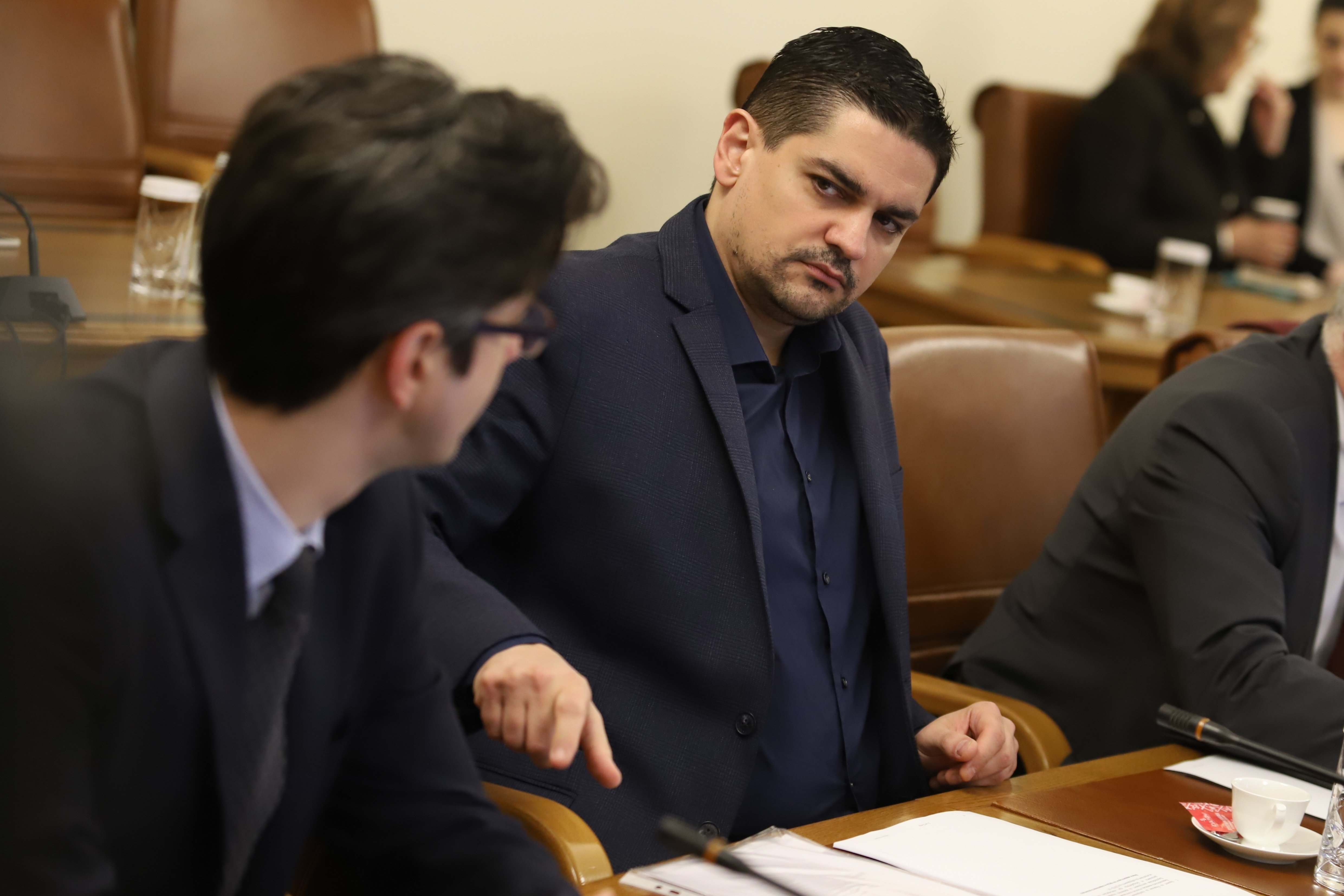 Спортният министър Радостин Василев изненадващо се появи в Народното събрание