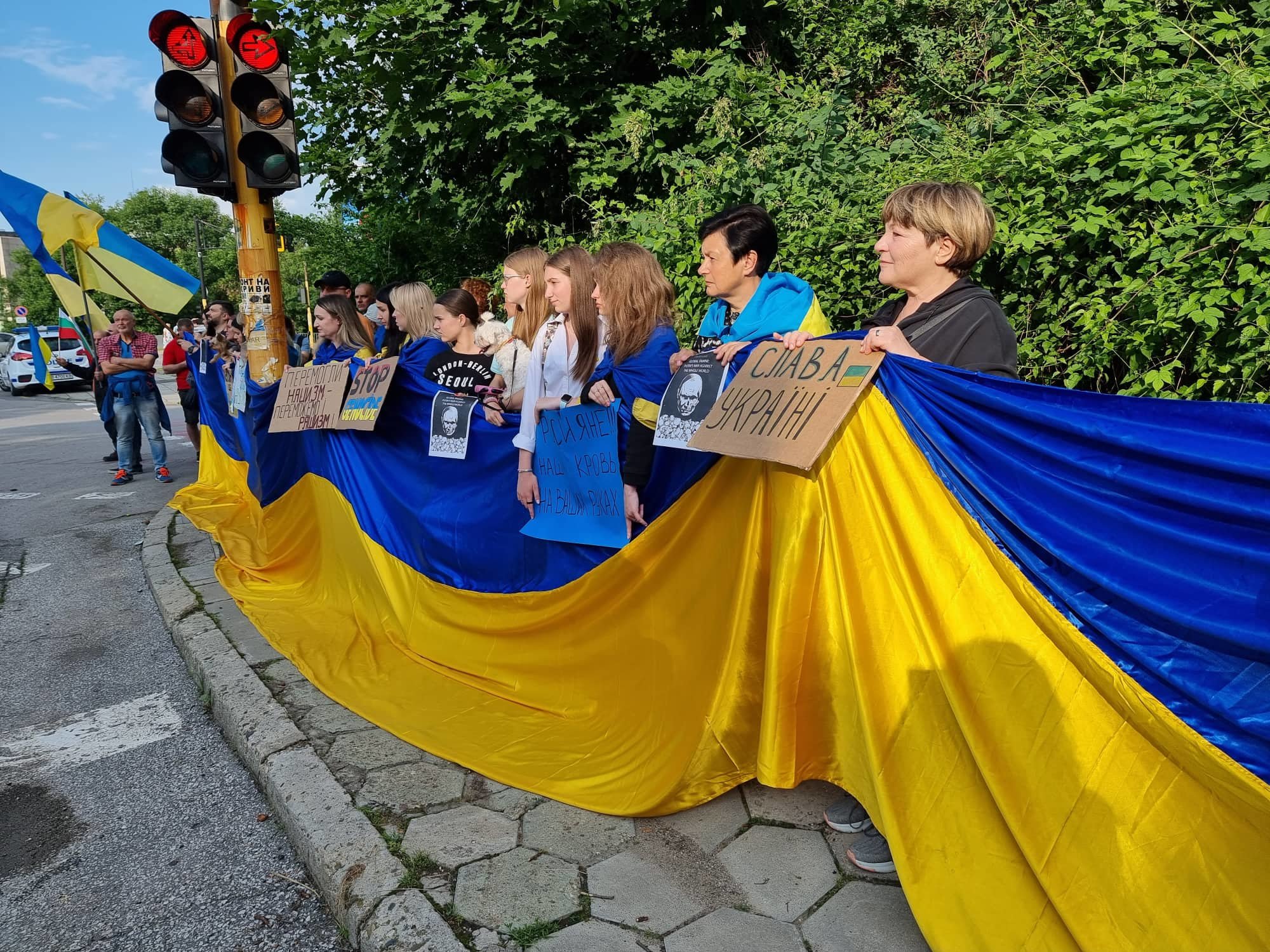 Няколко десетки украинци спонтанно се събраха на митинг пред руското