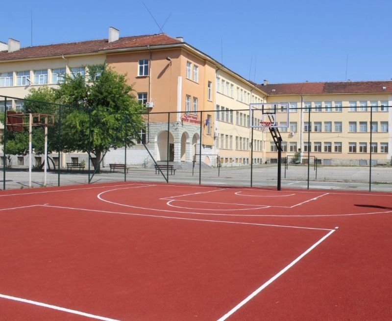 58 общински и държавни училища ще имат нови спортни площадки