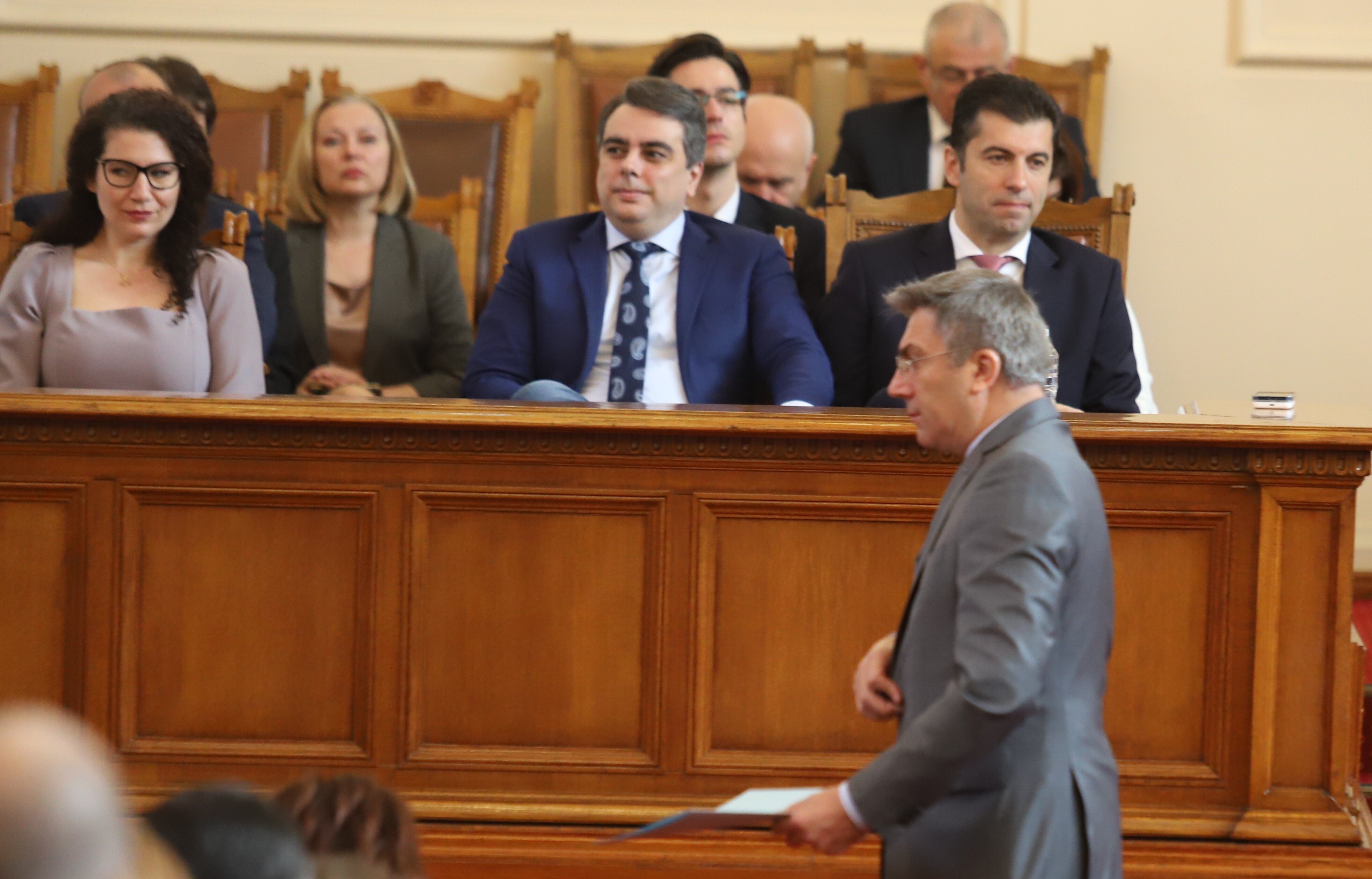 В емоционално изказване от парламентарната трибуна вицепремиерът Асен Василев се обърна