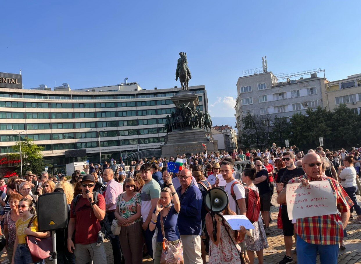 Снимка: Стотици на протест пред парламента в подкрепа на Никола Минчев  -