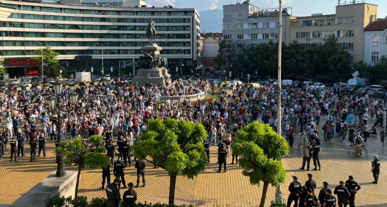 Стотици излязоха на протест пред парламента в подкрепа на Никола