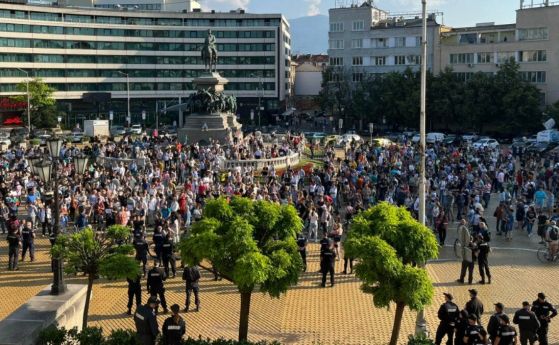 Стотици на протест пред парламента в подкрепа на Никола Минчев 