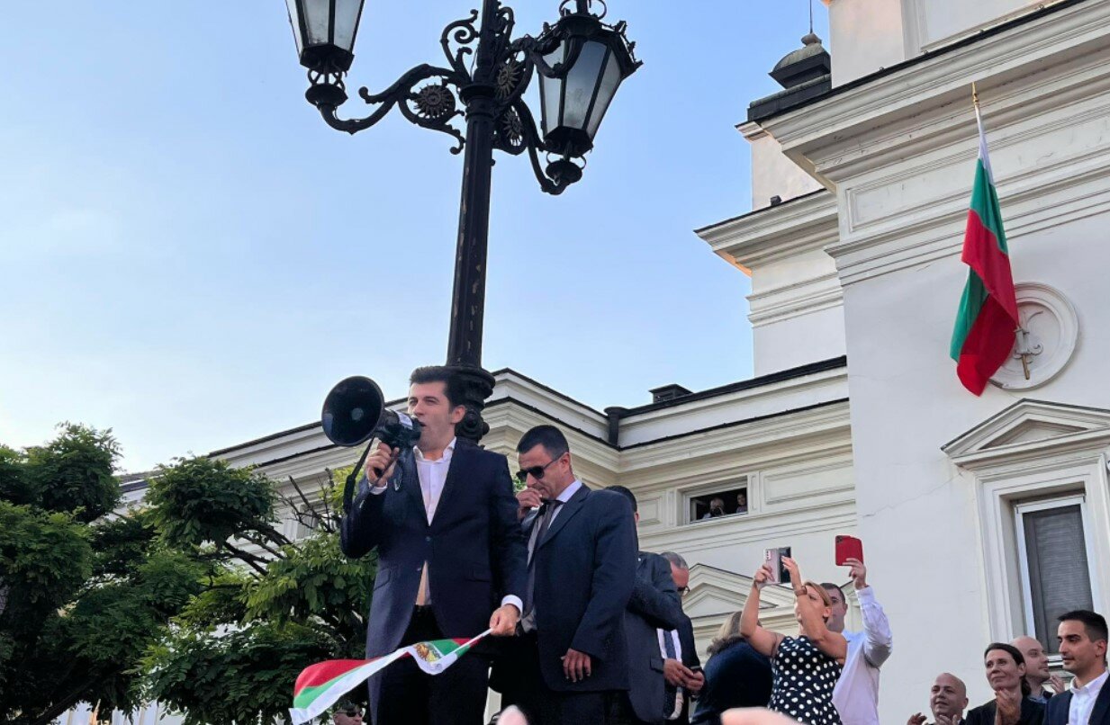Премиерът Кирил Петков се качи на фенера пред парламента за