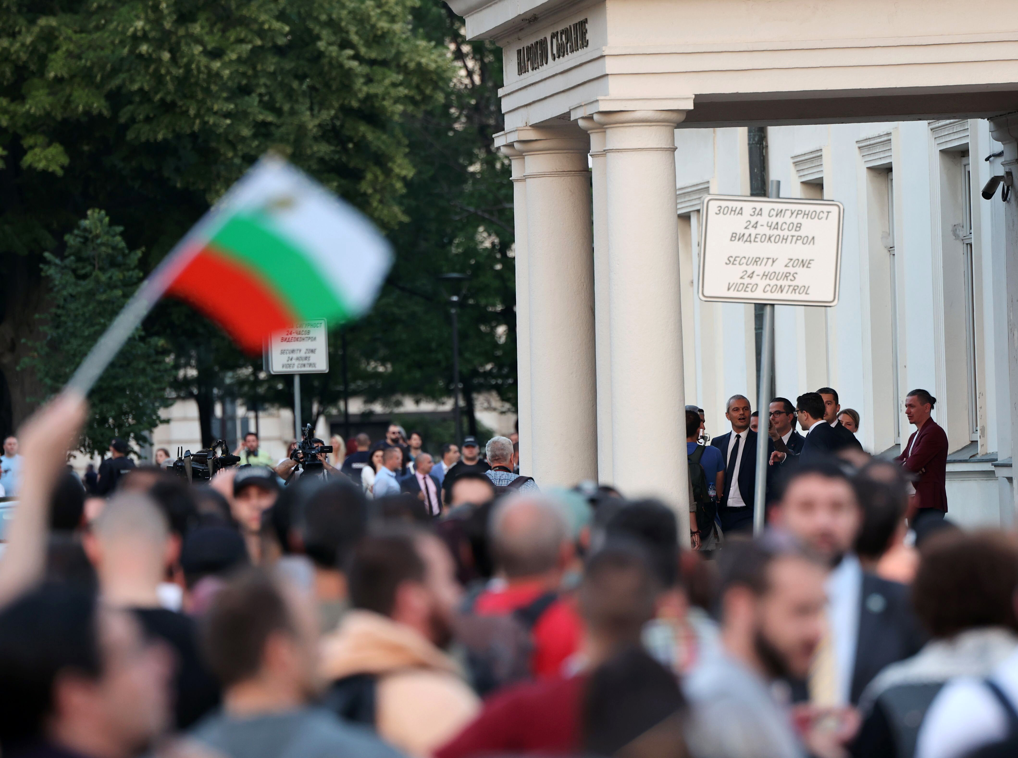 Снимка: Демонстрантите гневни на Костадин Костадинов, ``Възраждане`` не могат да напуснат НС -