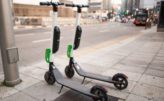 Столична община да премахне специалните паркоместа за електрическите тротинетки призова