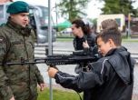 Уроци по стрелба изместват от есента часовете за здравна просвета в училищата в Полша