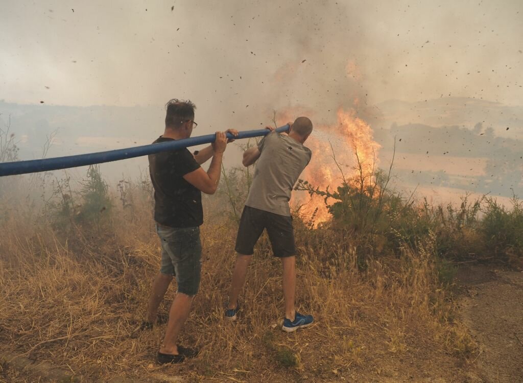 В Испания връхлетяна от необичайна за сезона гореща вълна пожарникари