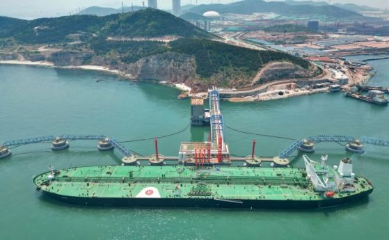 Разтоварване на танкер със суров петрол в пристанище Янтай, провинция Шандун, Източен Китай, 23 май 2022 г.