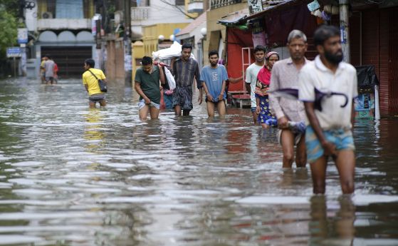 Хора вървят в наводнения град Силхет, Бангладеш, понеделник, 20 юни 2022 г.