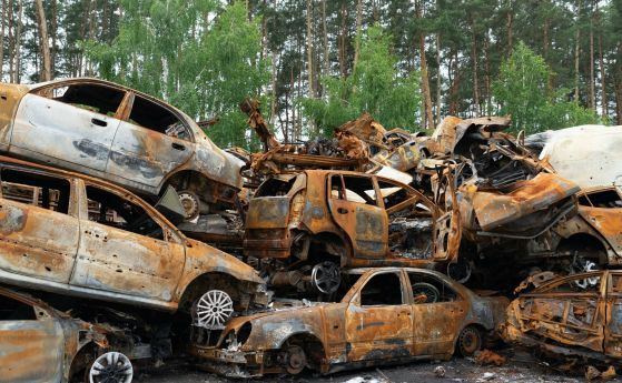 Унищожени от руснаците коли в Ирпин. В някои от тях са открити останки на хора. 