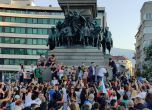 Дебатът за съдбата на кабинета сблъсква протести ЗА и ПРОТИВ край парламента