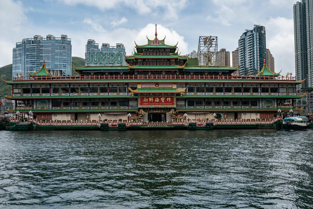 Плаващ ресторант  известна забележителност в Хонконг е потънал дни след