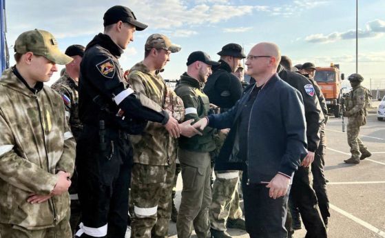 Първият заместник-ръководител на администрацията на президента на Русия Сергей Кириенко се ръкува с руски военни в разрушения Мариупол.