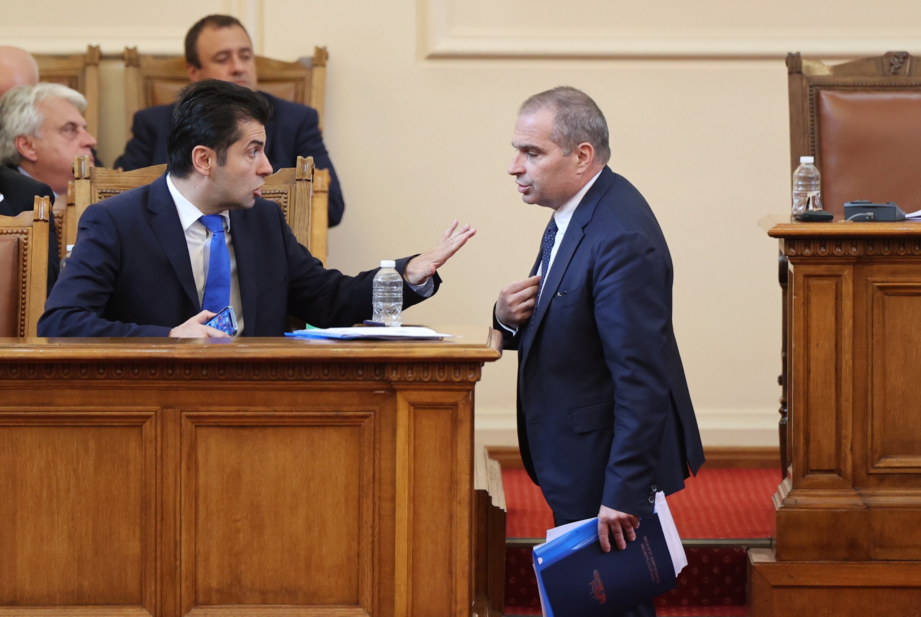 Премиерът Кирил Петков и регионалният министър в оставка Гроздан Караджов