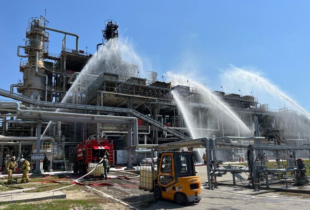 Руска нефтена рафинерия в Новошахтинск е избухнала пламъци в сряда