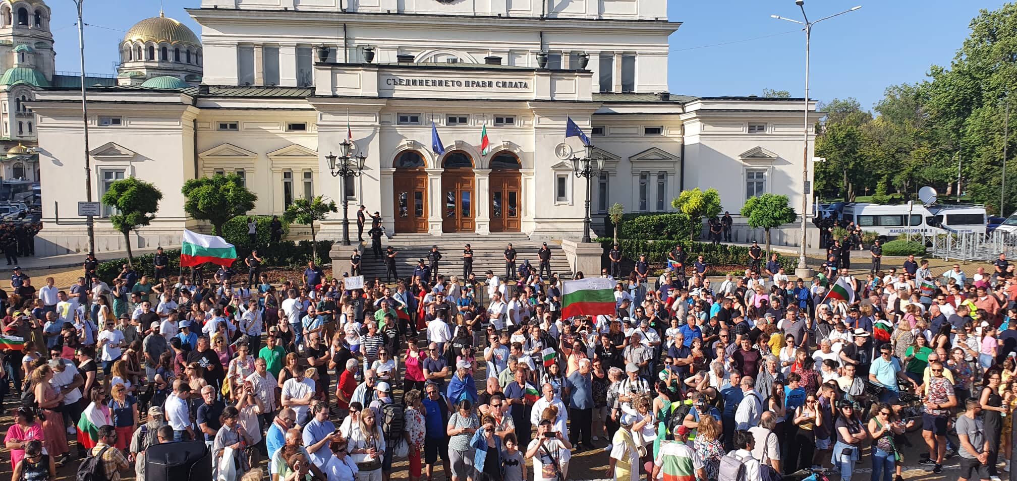 Снимка: Хиляди на протест пред парламента, за да подкрепят правителството  -