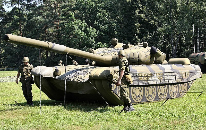 Армията на Беларус е разположила дървени макети на танкове на