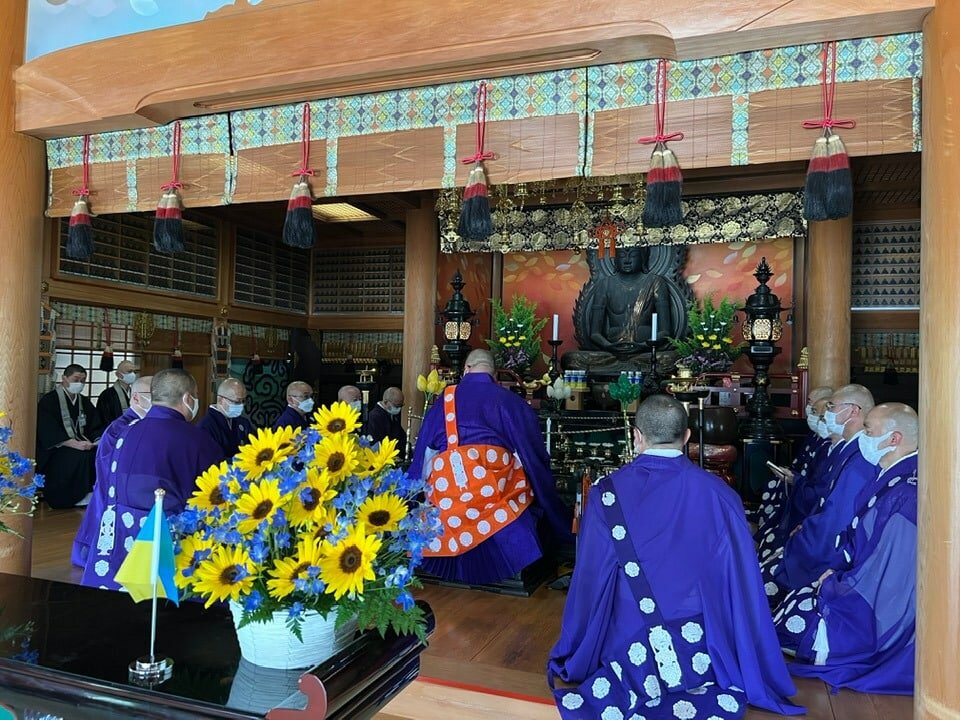 На специална церемония в храма Тоджи в Киото будистки монаси