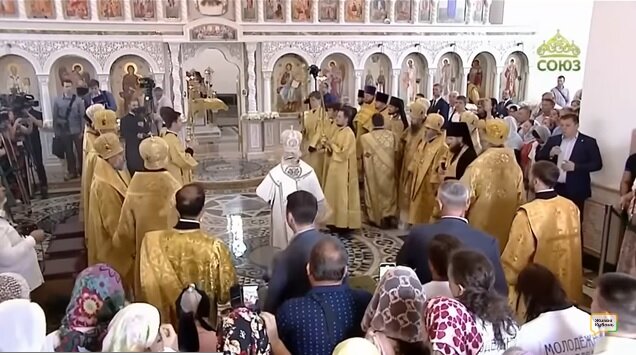 Московският патриарх Кирил се подхлъзна и падна на пода на