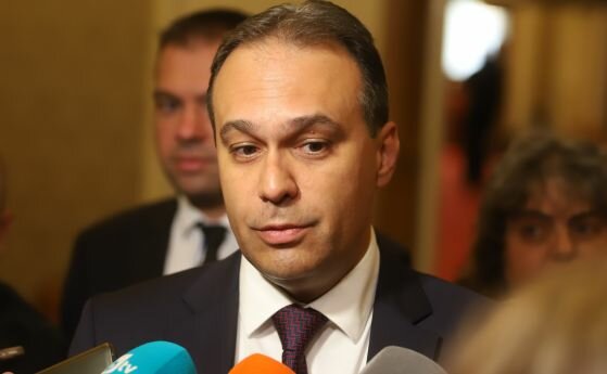 Министърът на отбраната в оставка Драгомир Заков определи като спекулации твърденията