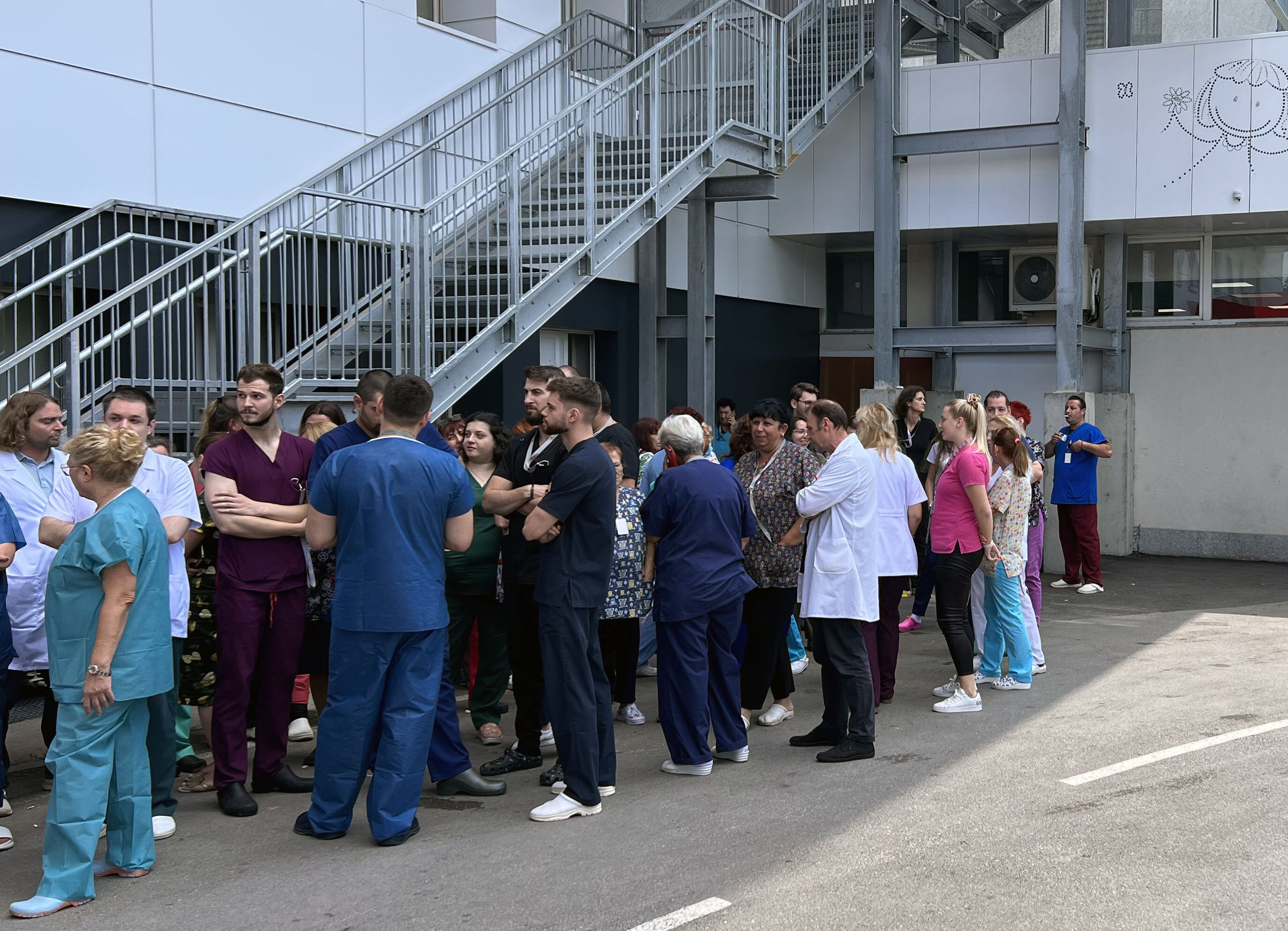 Днес, в 12,30 лекарите от Пирогов излязоха на 10-минутен на ефективен