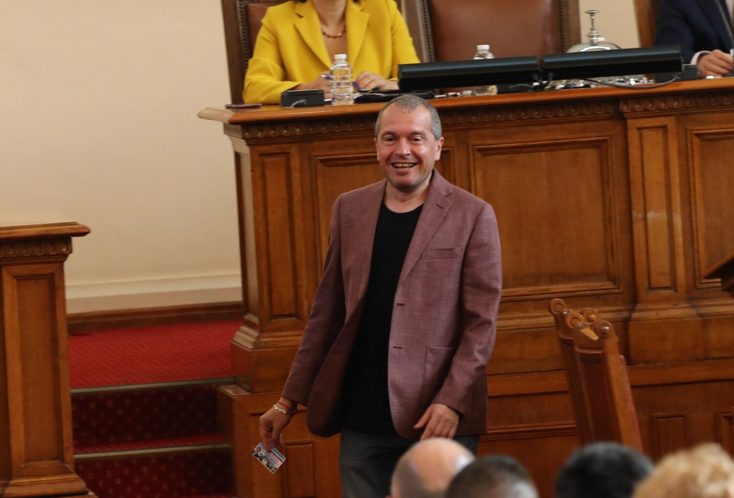 Кирил Петков да ни прати официална покана а не да