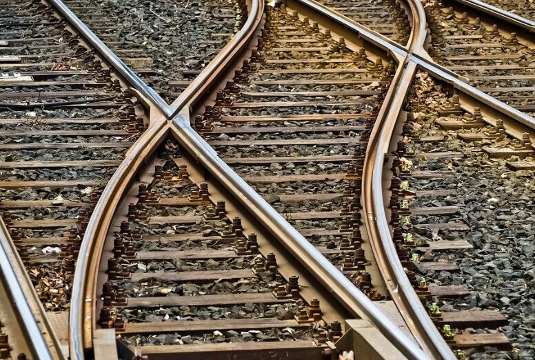 Бързият влак по линията Бургас София блъсна възрастен мъж съобщават от