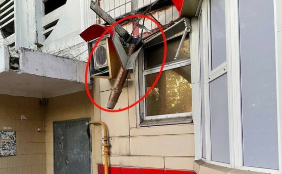 Каналът zhest_belgorod показа снимки с отломки в стената на жилищна сграда, които според експерти са от руския комплекс Панцир-С1.