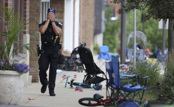 Полицай върви по централната улица в Хайленд Парк, след като стрелецът стреля по парада на 4 юли в Чикаго