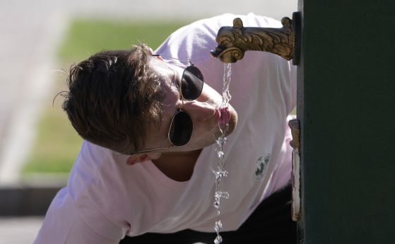 Турист пие вода от обществен фонтан в замъка Сфорцеско в Милано, Италия, събота, 25 юни 2022 г. Кметът на Милано подписа наредба, с която се изключват обществените декоративни фонтани и се ограничават пръскачките с вода в бизнес столицата на Италия.