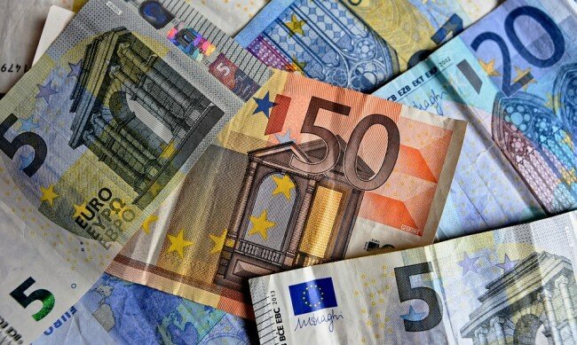 Еврото достигна най ниската си точка спрямо долара от 20 г