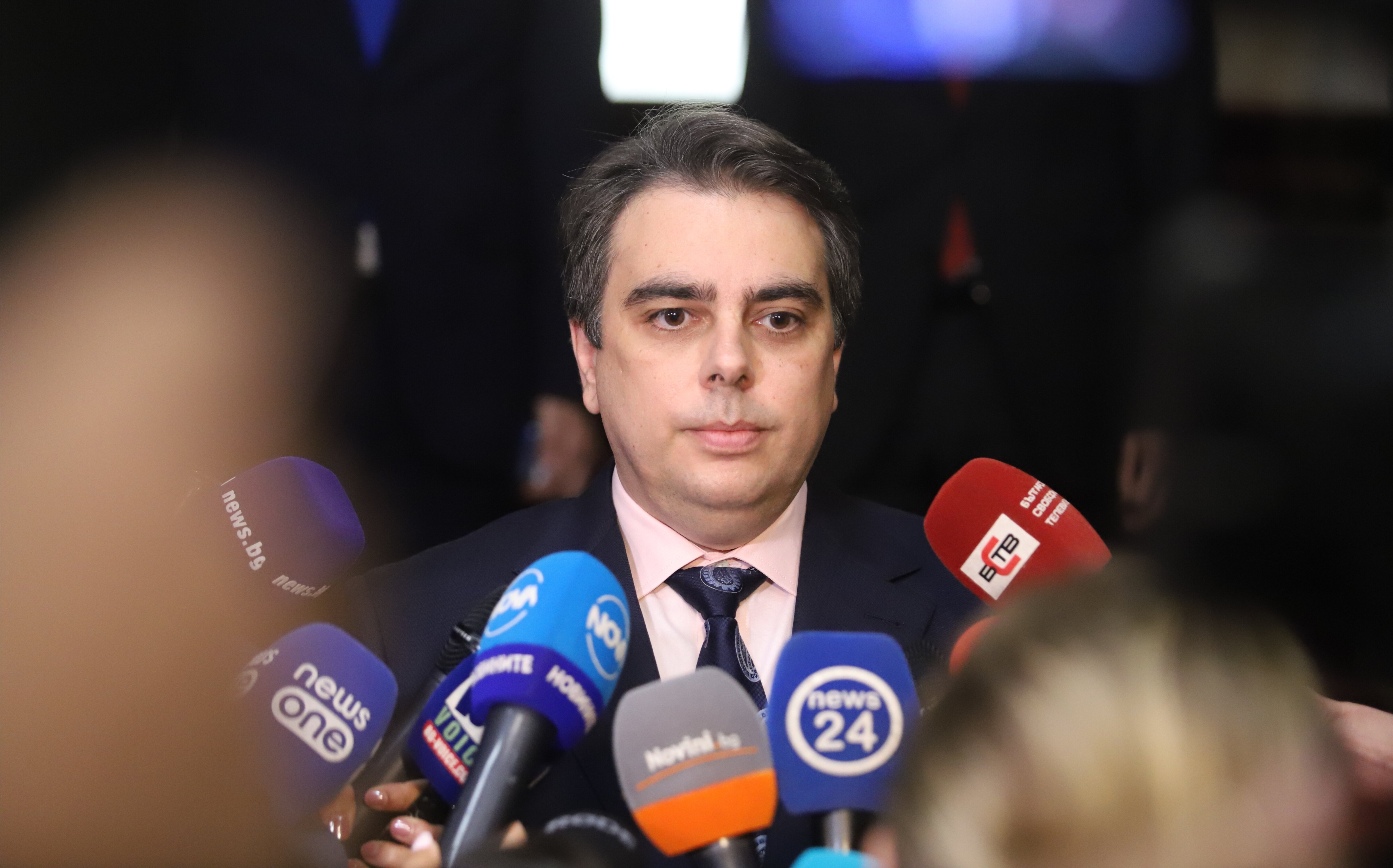 Няма запорирани сметки на руското посолство заяви министърът на финансите