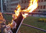 Пред парламента в Скопие горят снимки на ''народните предатели''