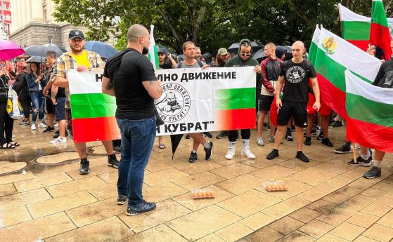 Веселин Костов в гръб и протеста на 