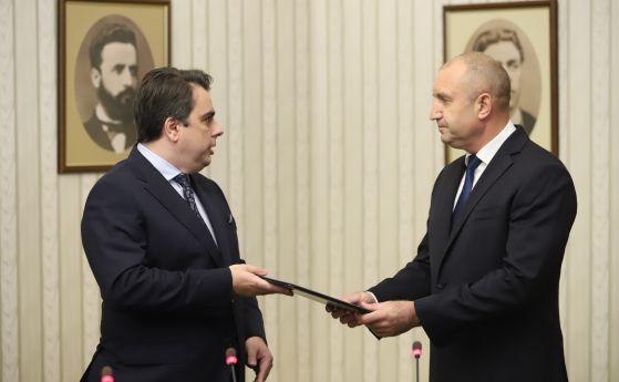Кандидатът за премиер от „Продължаваме промяната“ Асен Василев върна неизпълнен мандата за съставяне на правителство на президента Румен Радев.