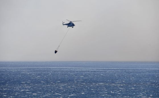 Хеликоптер издирва падналия противопожарен хеликоптер край източния остров Самос в Егейско море, Гърция, сряда, 13 юли 2022 г.