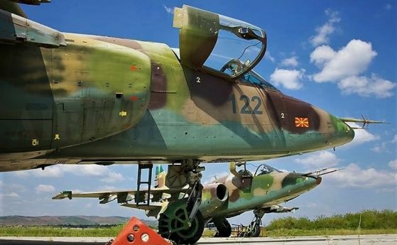 Македонските Су-25 бяха украински, но през 2001 Скопие ги купи от Киев за 4 милиона евро. Сега ги дарява на Украйна.