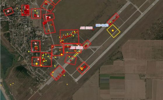 Снимка, направена с украински безпилотник часове преди взривовете в руската база показва 37 летателни машини на стоянките на летището.