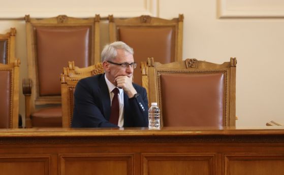 Николай Денков в Народното събрание, за да отговаря на депутатски въпроси. 8 юли 2022 г.