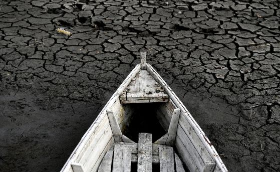 Лодка лежи на пресъхналото дъно на езеро във Веленце, Унгария, четвъртък, 11 август 2022 г.